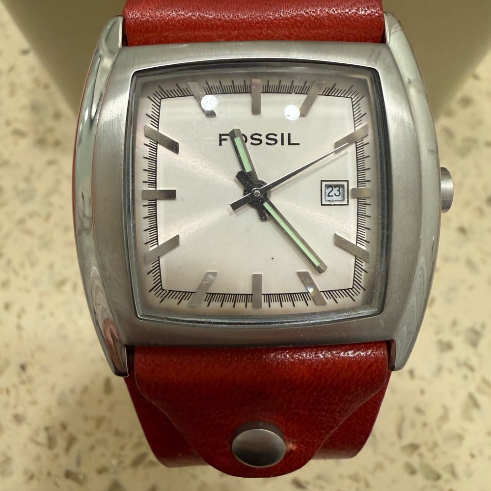 Fossil retro wristwatch,Silver with Red Leather Band, never worn Needs battery.